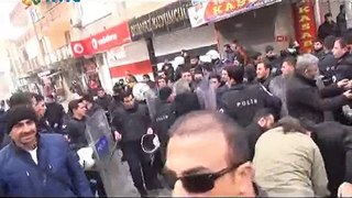 Fascistic Police Attack on People in Dead Ceremony - Urfa - Turkey / Kurdistan (17 jan 2016)