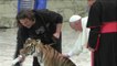 Acrobacias, tigres y payasos dan color a la audiencia del papa