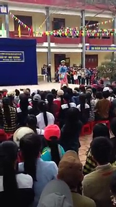 thoi trang ba dao - hoc sinh thời trang từ vật liệu tái chế