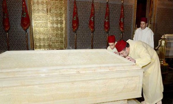 جلالة الملك محمد السادس يترحم على روح المغفور له محمد الخامس، طيب الله ثراه.