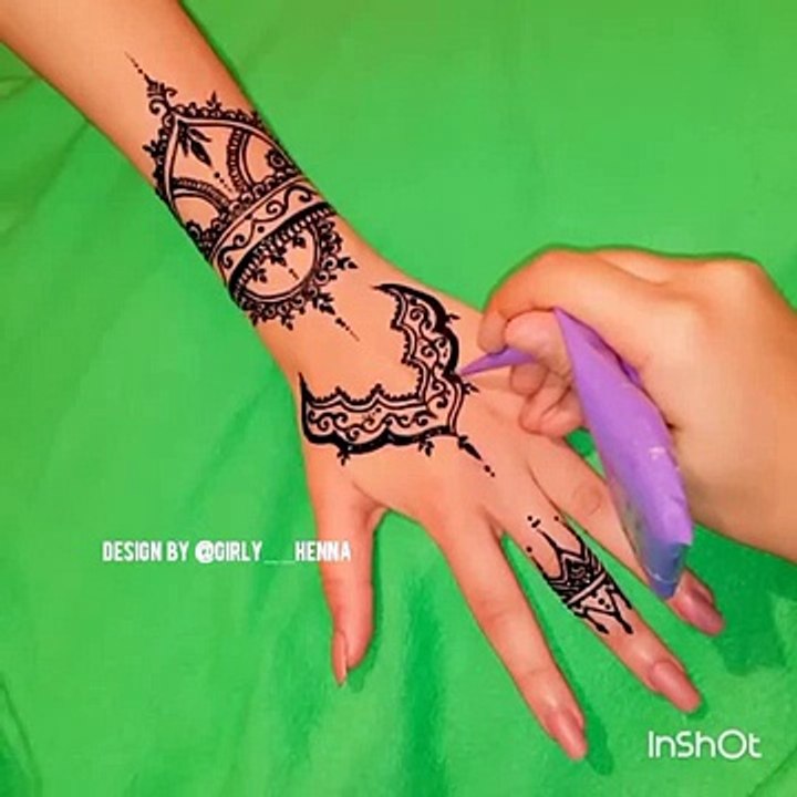 1. Drawing with henna!  IG: girly__henna