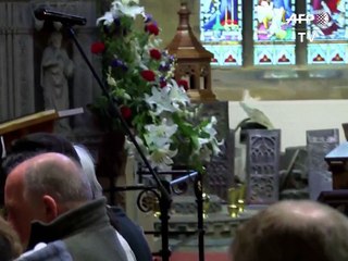 GB: hommage à la députée Jo Cox, la campagne du référendum gelée
