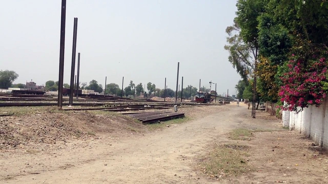 Pakistan Railways_ 07 Up Tezgam Sahiwal (17-April-2015)