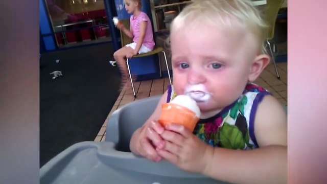 Le rire démoniaque de ce bébé : j'ai une glace et pas toi!!!