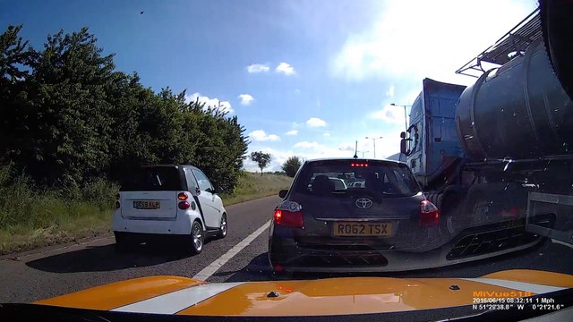 Il double sur la bande d'arret d'urgence mais le karma n'est pas loin