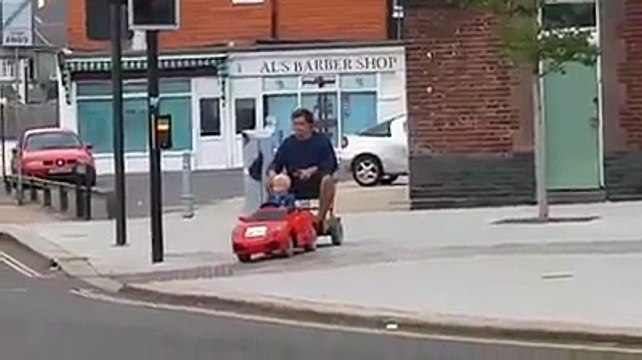 Ce papa a trouvé le moyen de rentrer chez lui du bar sans risquer de se faire sauter le permis... Merci fiston
