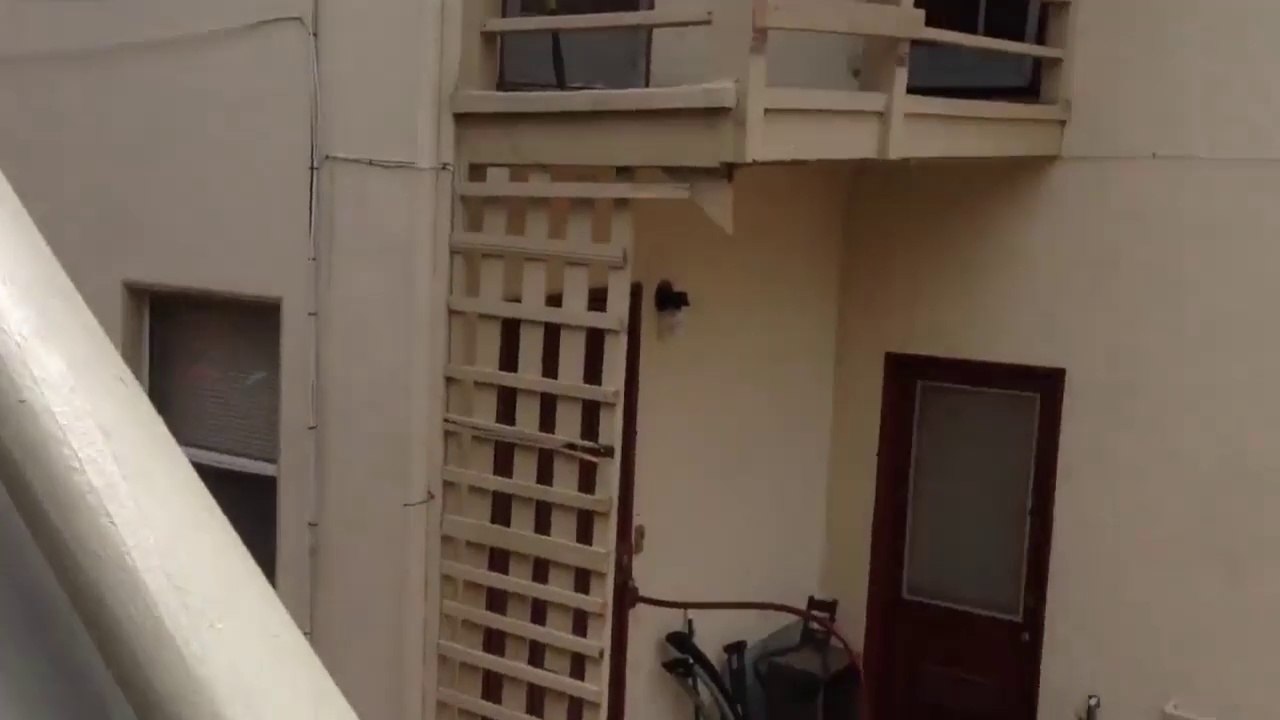 Loyer impayé ? Le proprio enlève l'escalier de votre appart !