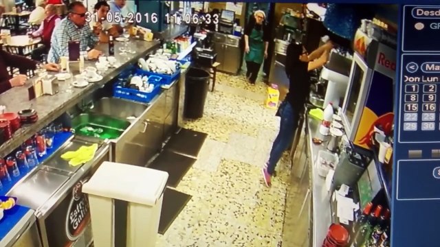 Un réflexe de ouf pour cette jolie serveuse