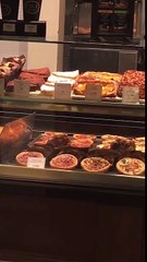Des rats se promènent dans une vitrine d'une boulangerie Paul à Paris, la vidéo choc !