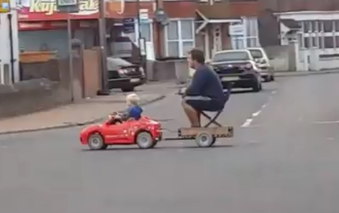 Insolite un enfant ramène son père à la maison!