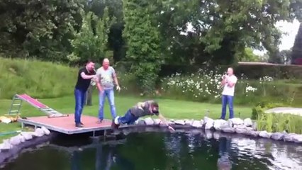 Ses amis lui font croire qu'il va faire un saut à l'élastique !
