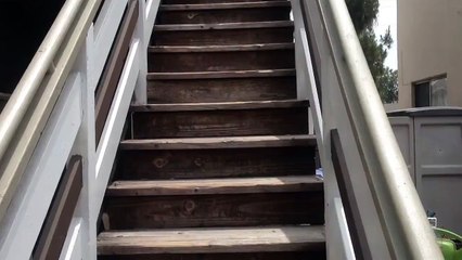 Un locataire qui n'a pas payé son loyer se fait retirer son escalier !!
