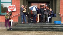 Docenten IVAK houden een actie bij gemeentehuis Delfzijl - RTV Noord