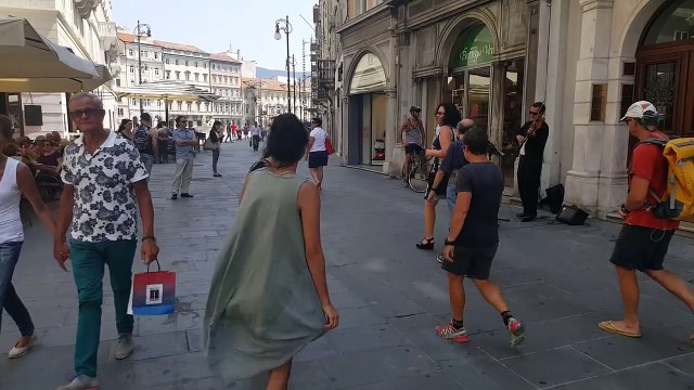 Une fille se met à danser sur la musique de musiciens de rue