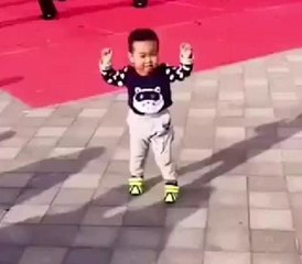 Küçük çocuk profesyonel dansçılara taş çıkarttı