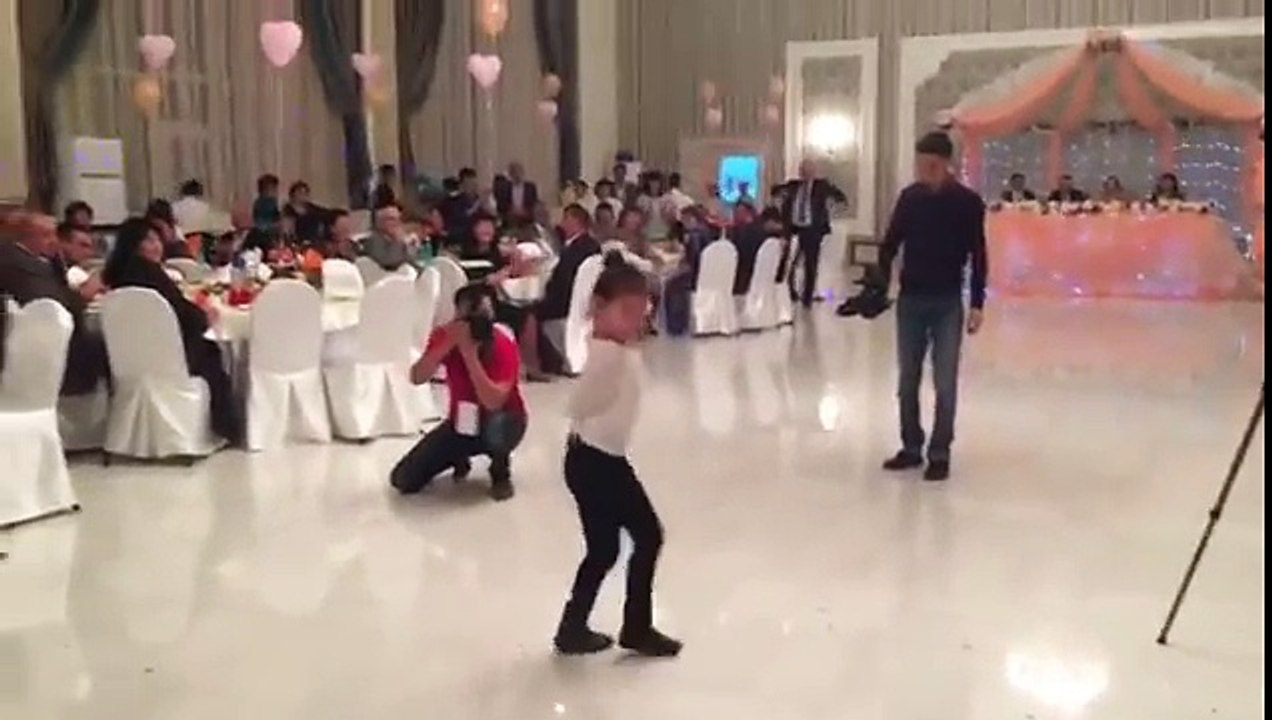 Поддерживаю восторг гостей! Эта малышка отожгла лезгинкой на свадьбе так, что весь зал забыл о молодоженах. Талантище