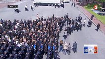 Un homme refuse de serrer la main de François Hollande et Manuel Valls durant l'hommage aux policiers de Magnanville