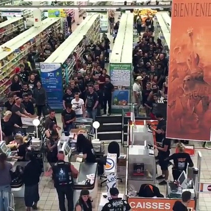 On appelle ça l'effet Hellfest : Des centaines de métalleux chez Leclerc - Hellfest 2016