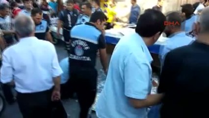 Şanlıurfa - Zabıtanın Tezgahına El Koyduğu Seyyar Satıcı Ortalığı Birbirine Kattı