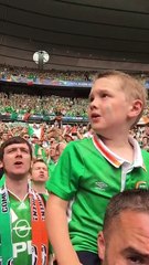 Ce petit supporter chante l'hymne de l'Irlande du Nord avec beaucoup de coeur