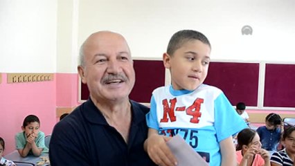 Engelli Torununu Her Gün Okula Kucağında Götürdü