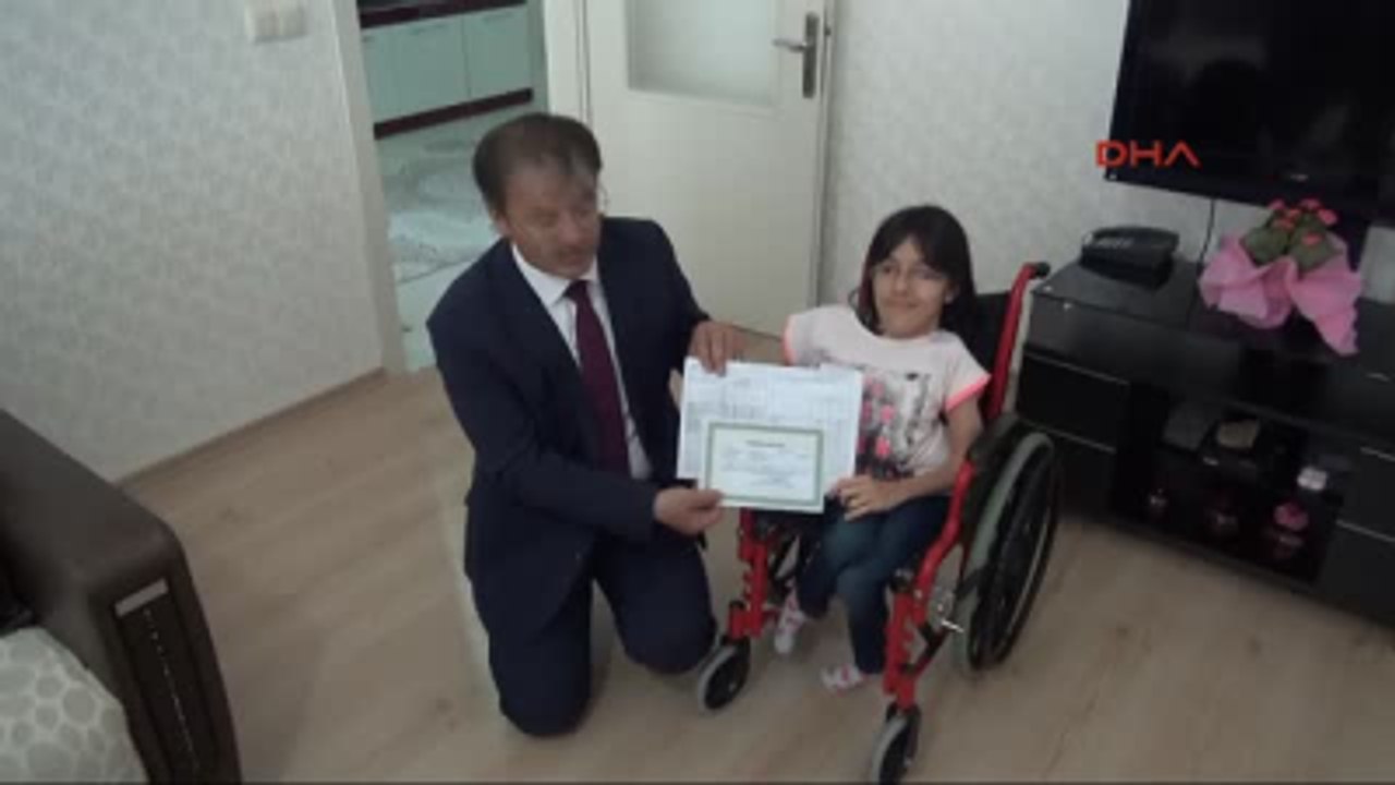 Niğde Evde Eğitim Alan Engelli Eda'nın Karnesini İl Milli Eğitim Müdürü Verdi