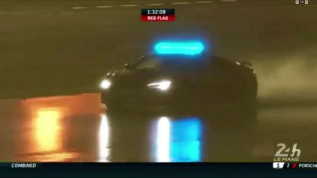 La Voiture de sécurité safety car fait un gros dérapage aux 24h du mans sous la pluie