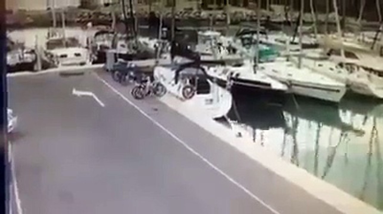 Car Khud Ba Khud Pani Main Gir Gayi----Car Automatically Dropped In River