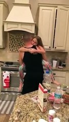 marido e a filha estão preparando o café da manhã