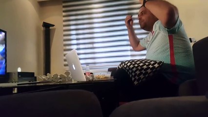 Un fan de foot piégé par sa femme détruit sa télé