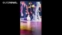 Ünlü rock sanatçısı konser sırasında yere yığıldı