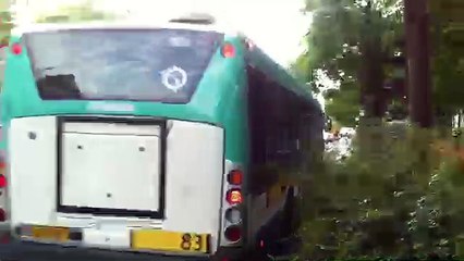 Circulation automobile dense sur l'avenue des Gobelins (Paris)