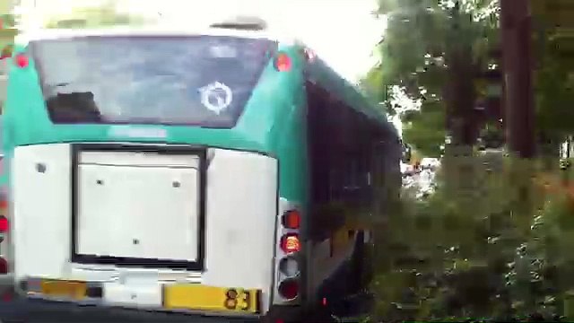 Circulation automobile dense sur l'avenue des Gobelins (Paris)