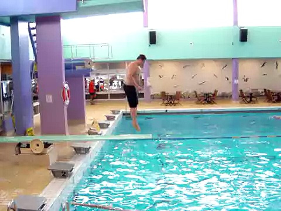 Chute piscine gros boulet