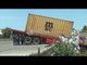 Ora News - Durrës - Kamioni me ngarkesë del nga rruga shikoni ku përfundon