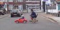 Un enfant ramène son père ivre du pub en le conduisant avec sa voiturette (vidéo)