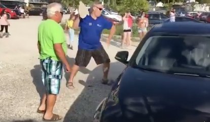 Il casse la vitre d'une voiture à coups de pierre pour sauver un chien enfermé en pleine canicule