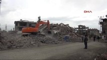 Yüksekova'da Hasarlı Binaların Yıkımına Başlandı