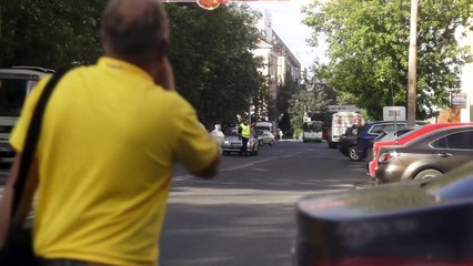 Télécharger la video: Robot fugge da laboratorio e blocca il traffico