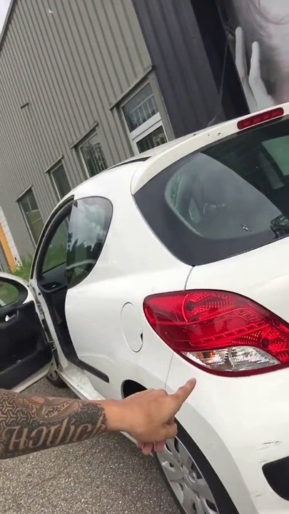 Il découvre une fonctionnalité cachée sur sa voiture : incroyable découverte qui va changer votre vie