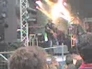 Un déchet dansant sur Adrienne Pauly