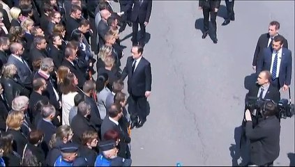 Un policier refuse de serrer la main de Hollande et Valls pendant la cérémonie d’hommage