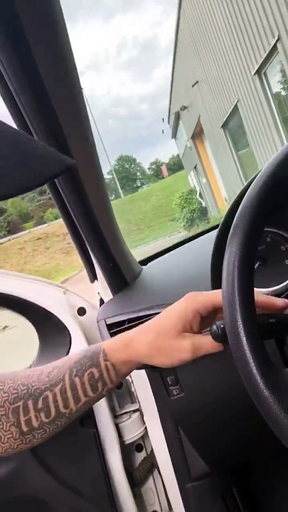 Il fait une drôle de découverte sur sa voiture