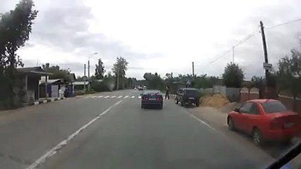 realiza manobra perigosa e atropela peão na passadeira!