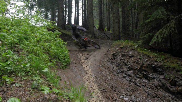 Adrénaline - VTT : des conditions dantesques en descente !