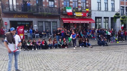 Tifosi comblés sous les remparts de Binche après Italie - Suède (1-0)