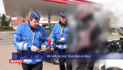 Des policiers belges arrêtent un motard qui roule avec une moto de la police
