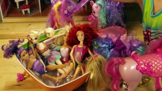 Frozen Elsa, Barbie and friend toys at a silly pool party. Fawn and Rapunzel join Elsa. Messy hair!