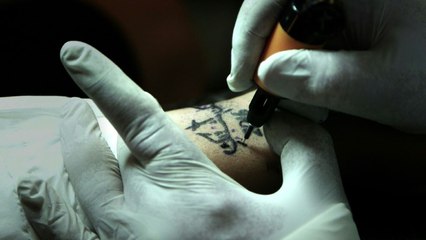 La religion dans la peau ou le quotidien de Walid, tatoueur à Bethléem