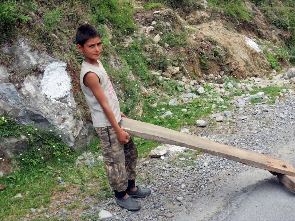 Drole de luge vue sur une route d'Uttarakhand